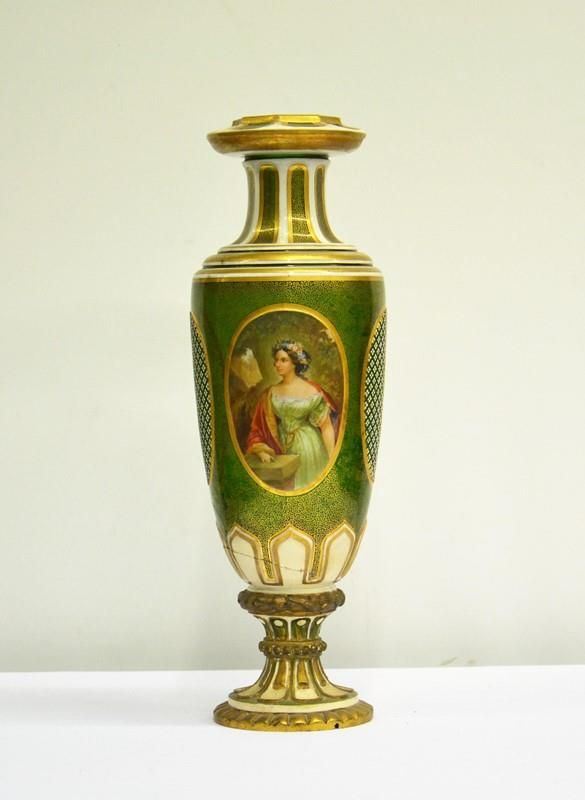 Vaso a urna, sec. XX, in vetro verde