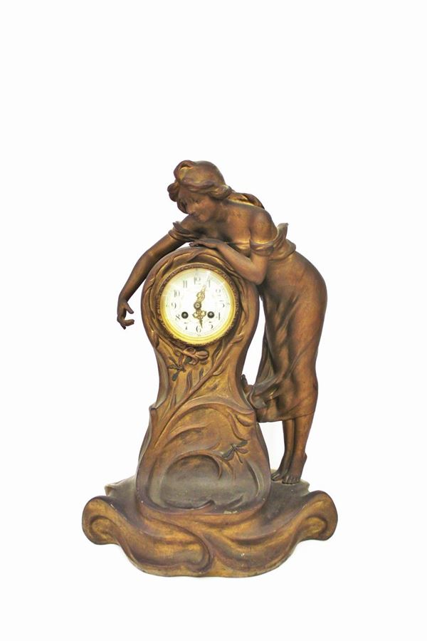 Orologio da tavolo, Liberty, inizi sec. XIX,&nbsp;&nbsp;&nbsp;&nbsp;&nbsp;&nbsp;&nbsp;&nbsp;&nbsp;&nbsp;&nbsp;&nbsp;&nbsp;&nbsp;&nbsp;&nbsp;&nbsp;&nbsp;&nbsp;&nbsp;&nbsp;&nbsp;&nbsp;&nbsp;&nbsp;&nbsp;&nbsp;&nbsp;&nbsp;&nbsp;  - Asta GIOIELLI, ARGENTI, DIPINTI, ARREDI E OGGETTI D'ARTE - Poggio Bracciolini Casa d'Aste