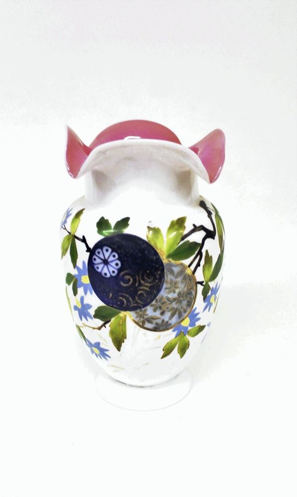 Vaso, inizio sec. XX, in vetro opalino&nbsp;&nbsp;&nbsp;&nbsp;&nbsp;&nbsp;&nbsp;&nbsp;&nbsp;&nbsp;&nbsp;&nbsp;&nbsp;&nbsp;&nbsp;&nbsp;&nbsp;&nbsp;&nbsp;&nbsp;&nbsp;&nbsp;&nbsp;&nbsp;&nbsp;&nbsp;&nbsp;&nbsp;&nbsp;&nbsp;&nbsp;&nbsp;&nbsp;&nbsp;&nbsp;&nbsp;