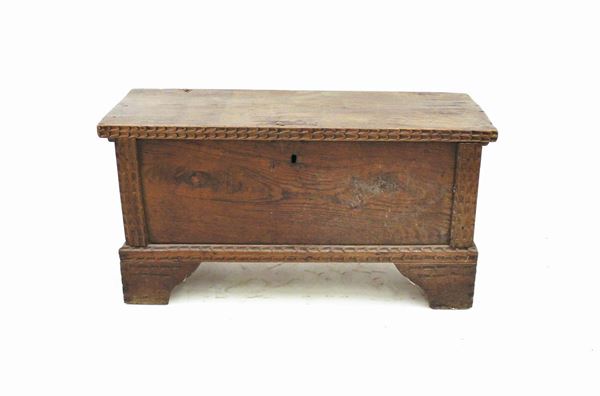 Piccola cassapanca, in stile 500,  - Asta GIOIELLI, ARGENTI, DIPINTI, ARREDI E OGGETTI D'ARTE - Poggio Bracciolini Casa d'Aste