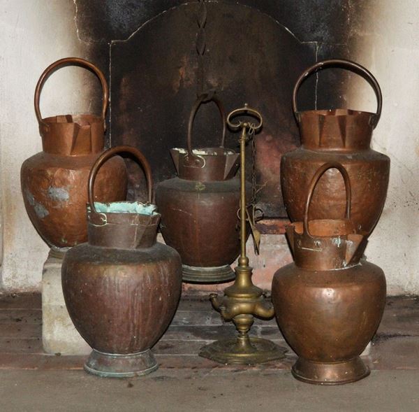 Cinque mezzine, in rame ed una                                              - Asta GIOIELLI, ARGENTI, DIPINTI, ARREDI E OGGETTI D'ARTE - Poggio Bracciolini Casa d'Aste