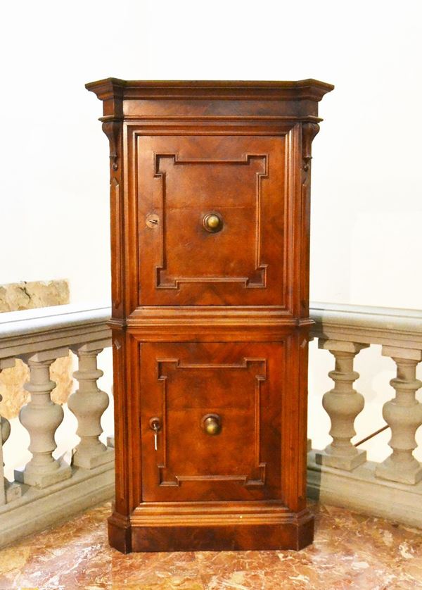 Stipo, sec. XIX, in noce, due sportelli  - Asta GIOIELLI, ARGENTI, DIPINTI, ARREDI E OGGETTI D'ARTE - Poggio Bracciolini Casa d'Aste