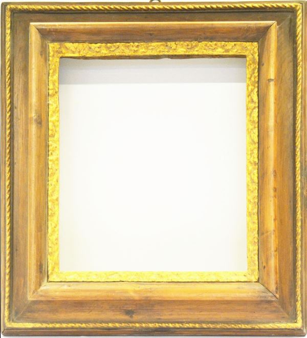 Cornice, sec. XVIII, in noce, lumeggiata