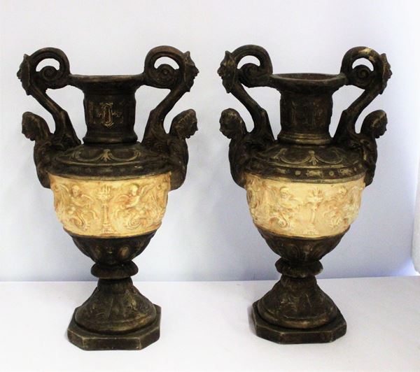Coppia di vasi, sec. XX, in ceramica,&nbsp;&nbsp;&nbsp;&nbsp;&nbsp;&nbsp;&nbsp;&nbsp;&nbsp;&nbsp;&nbsp;&nbsp;&nbsp;&nbsp;&nbsp;&nbsp;&nbsp;&nbsp;&nbsp;&nbsp;&nbsp;&nbsp;&nbsp;&nbsp;&nbsp;&nbsp;&nbsp;&nbsp;&nbsp;&nbsp;&nbsp;&nbsp;&nbsp;&nbsp;&nbsp;&nbsp;&nbsp;