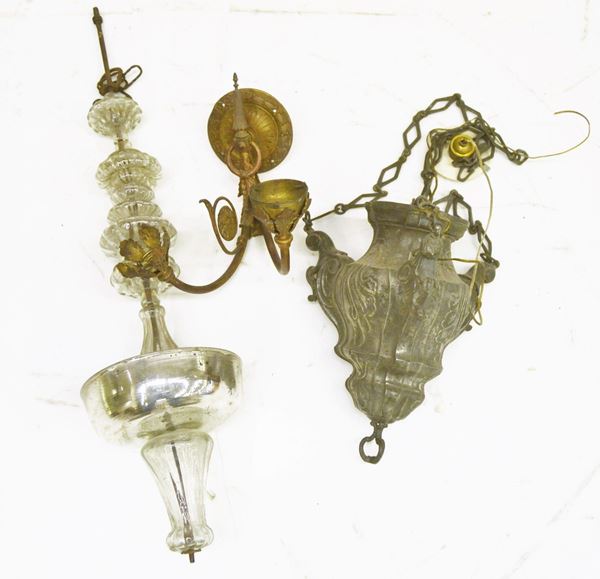 Lampada votiva, fusto di lampadario e applique,