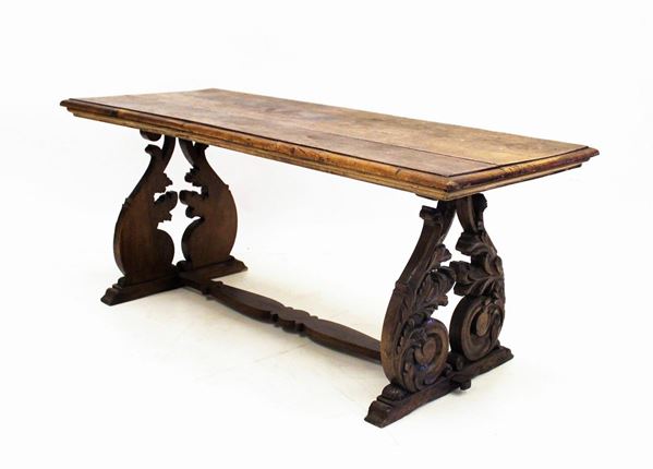 Tavolino, fine sec. XIX, in noce, piano  - Asta GIOIELLI, ARGENTI, DIPINTI, ARREDI E OGGETTI D'ARTE - Poggio Bracciolini Casa d'Aste