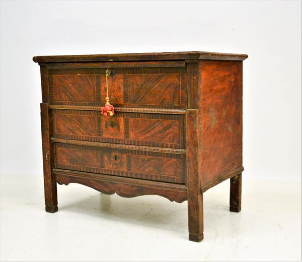 cassettone, inizi sec. XIX, in legno laccato,&nbsp;&nbsp;&nbsp;&nbsp;&nbsp;&nbsp;&nbsp;&nbsp;&nbsp;&nbsp;&nbsp;&nbsp;&nbsp;&nbsp;&nbsp;&nbsp;&nbsp;&nbsp;&nbsp;&nbsp;&nbsp;&nbsp;&nbsp;&nbsp;&nbsp;&nbsp;&nbsp;&nbsp;&nbsp;