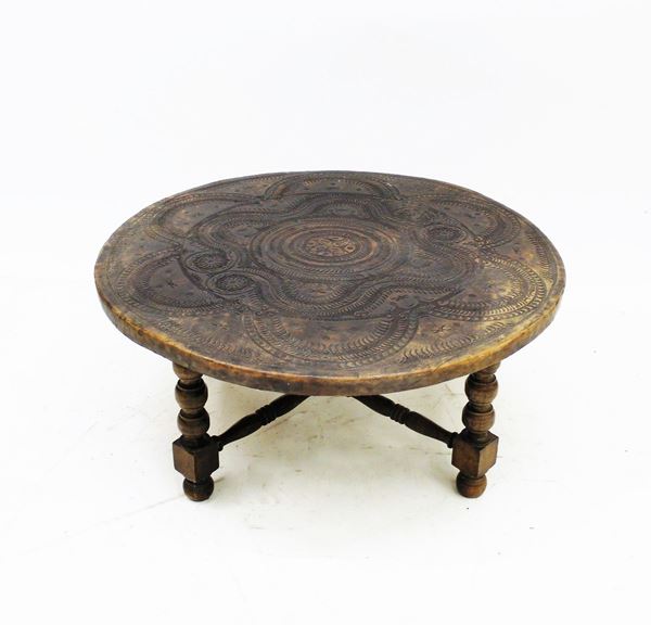 Tavolino, sec. XX, piano circolare  - Asta GIOIELLI, ARGENTI, DIPINTI, ARREDI E OGGETTI D'ARTE - Poggio Bracciolini Casa d'Aste
