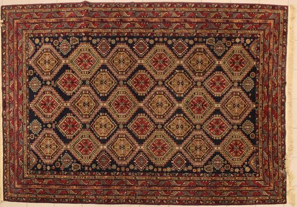 Tappeto, Caucaso, sec. XX, fondo blu decorato  - Asta GIOIELLI, ARGENTI, DIPINTI, ARREDI E OGGETTI D'ARTE - Poggio Bracciolini Casa d'Aste