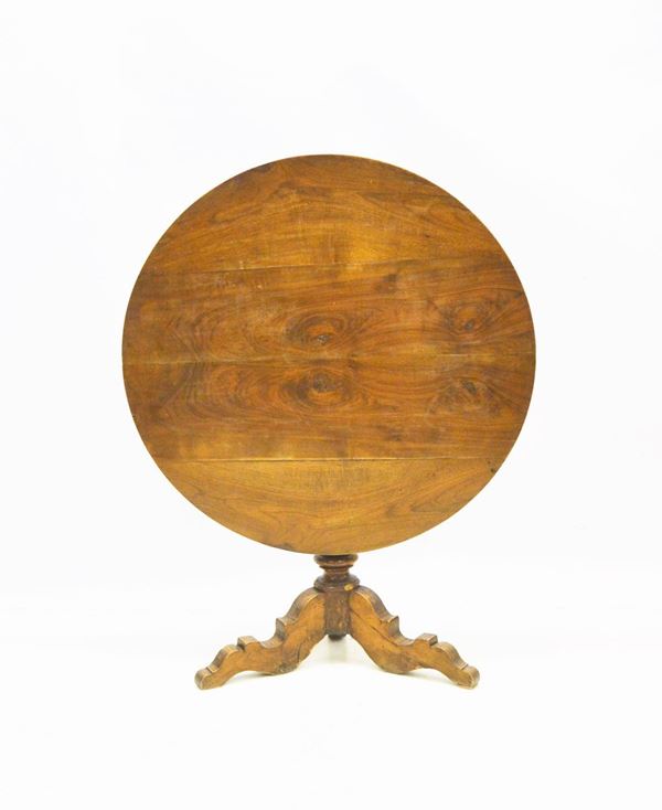 Tavolo, sec. XIX, in noce, piano a vela,