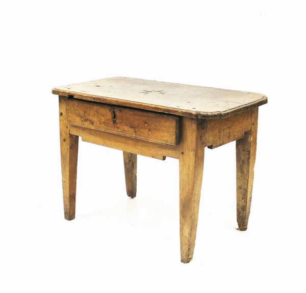 Tavolino, sec. XVIII, in noce, piano