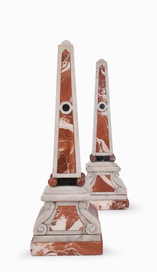 Coppia di obelischi, sec. XX, in marmo