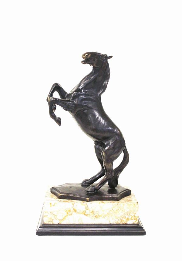 Scultura, inizi sec XX, in bronzo raffigurante cavallo rampante, base in breccia e marmo nero del Belgio, cm 24x17x24