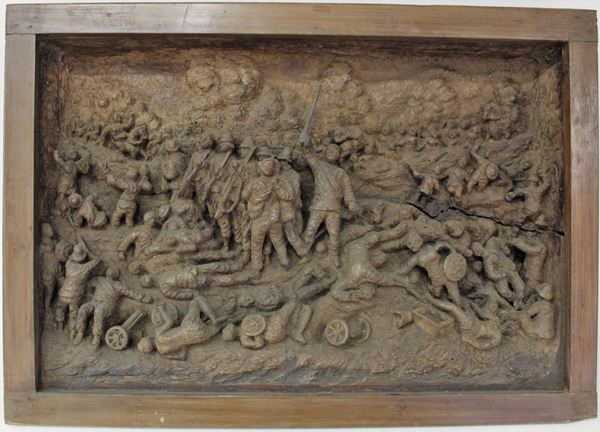 Rilievo entro cornice, fine sec. XIX, in legno scolpito raffigurante scena di battaglia, cm 61x43x13