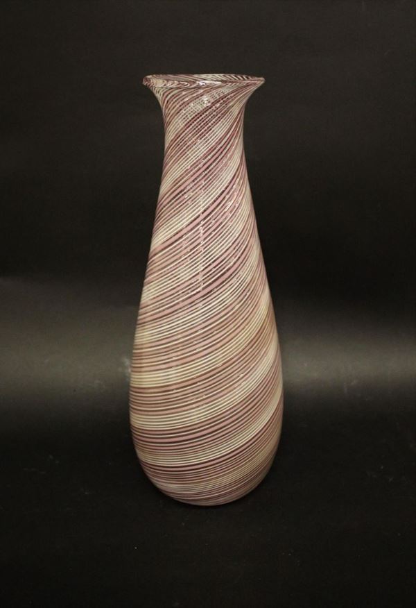 Vaso, metà sec. XX, in vetro di Murano, mezza filigrana, lattimo e viola; alt. cm 35