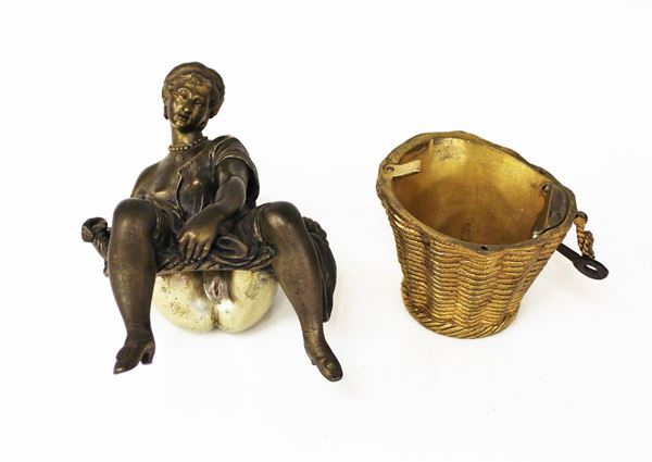 Scultura cofanetto erotico, fine sec. XIX, in metallo patinato e dorato, raffigurante fanciulla su cestino , alt. cm 18
