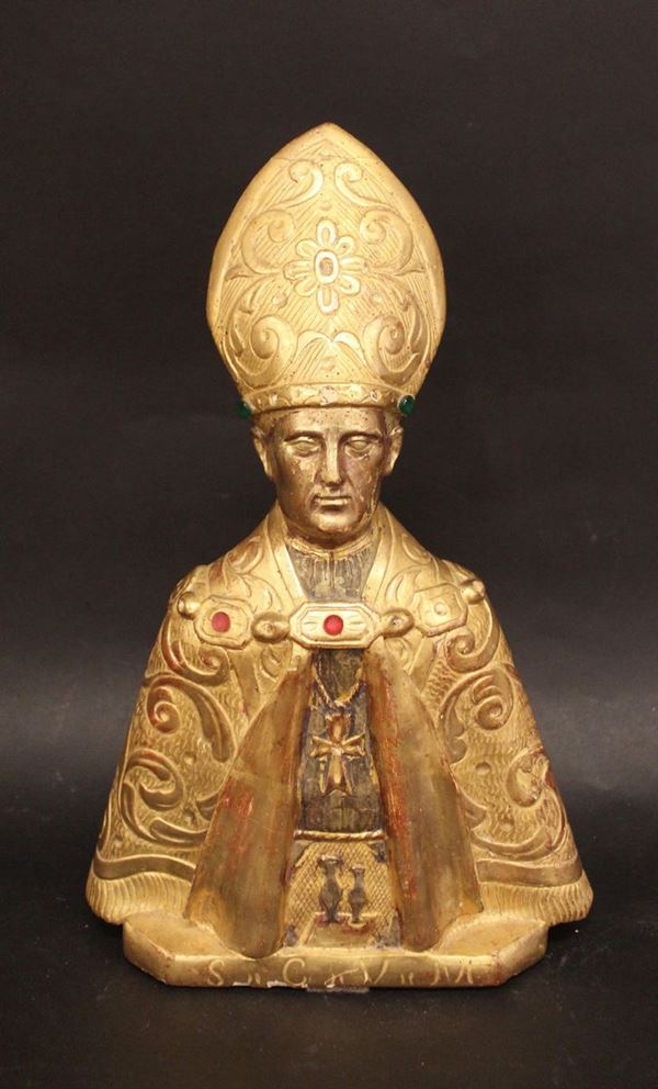 Scultura, sec. XVIII, in legno scolpito e dorato, raffigurante cardinale con mitra, applicazioni vitree colorate, alt. cm 33