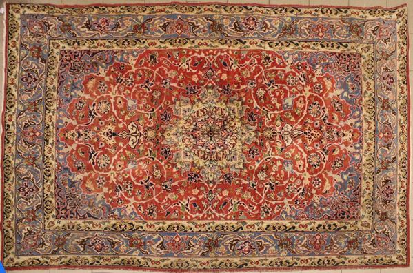 Tappeto persiano kirman, sec. XX, fondo nei toni del rosso, medaglione centrale e cantonali, cm 300x200&nbsp;