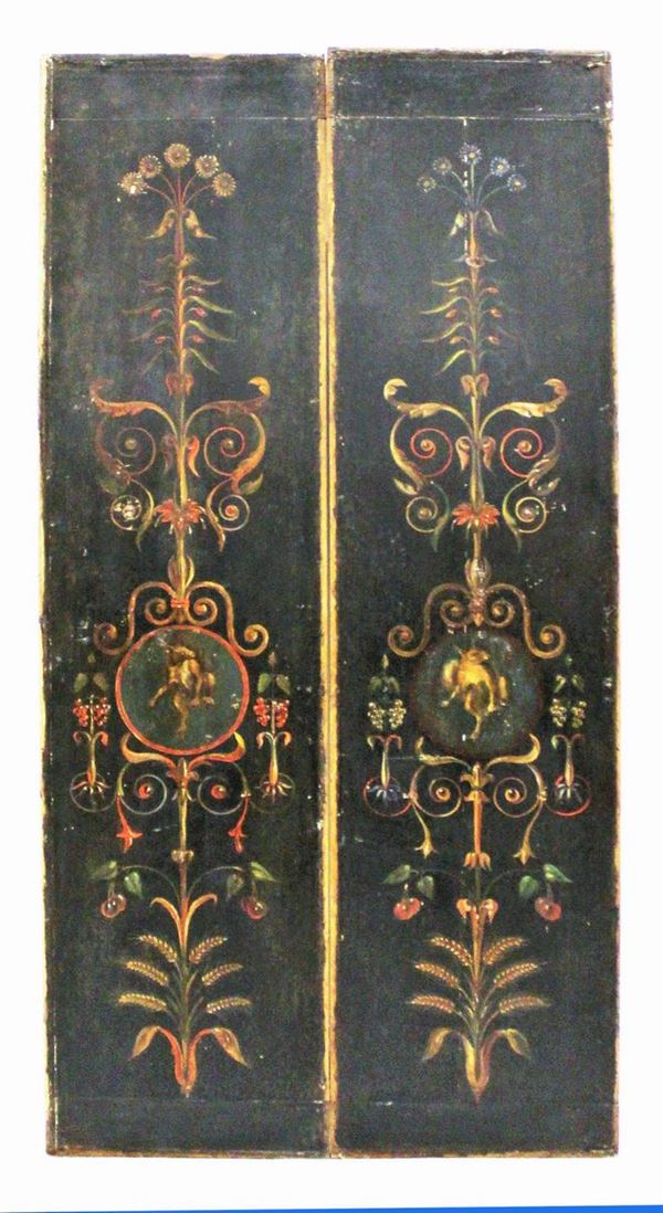 Coppia di pannelli, sec. XIX, laccati e dipinti in policromia a girali fiorite e fruttate centrate da clipeo decorato a scoiattolo, cm 34x136 (2)