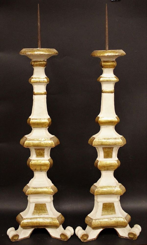 Coppia di candelieri, sec. XVIII, in legno laccato e dorato, fusto ad&nbsp;&nbsp;&nbsp;&nbsp;&nbsp;