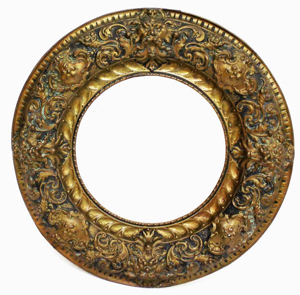 Specchiera circolare, in stile Rinascimento, fine sec. XIX, in ottone     