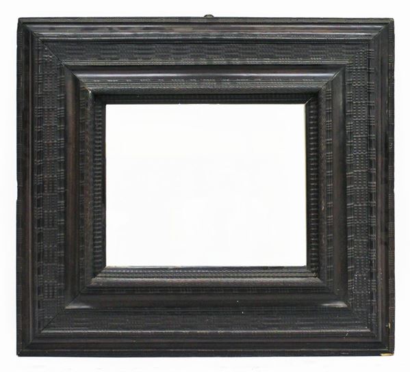 Cornice guilloche, sec. XVII, in legno intagliato a piu' ordini, cm 96x86,