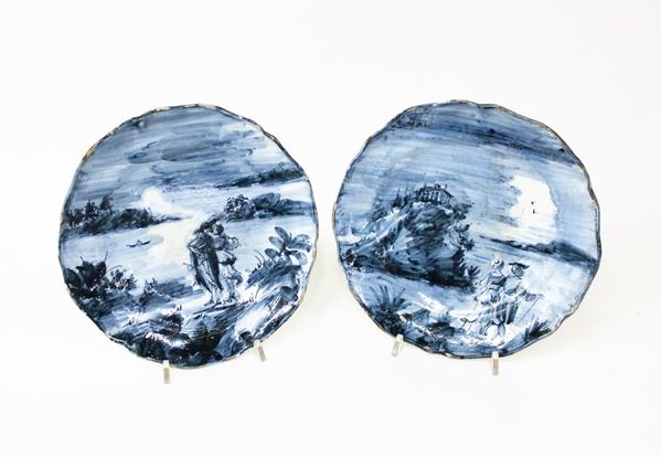 Coppia di piatti, Savona, sec. XVIII, in ceramica dipinta nei toni dell&#8217; azzurro e del blu a scene galanti e paesaggi, diam. cm 22, difetti