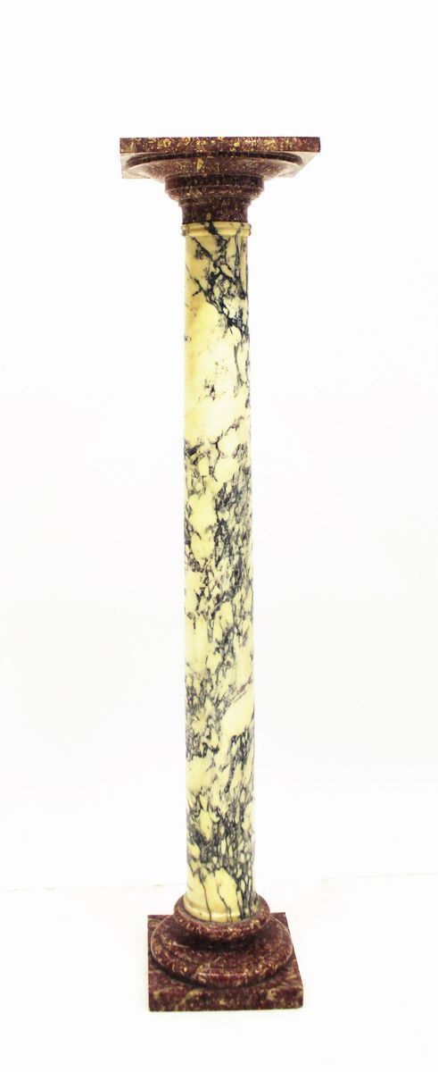 Colonna in marmo,&nbsp; inizi sec. XX, fusto in marmo bianco arabescato, base e capitello in marmo broccatello rosso, alt. cm 102
