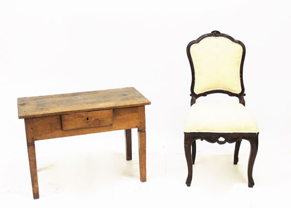 Piccolo tavolino, fine sec. XVIII, in noce, piano rettangolare, cassetto nella fascia, gambe troncoconiche, cm 84x46,5x56,5 difetti
