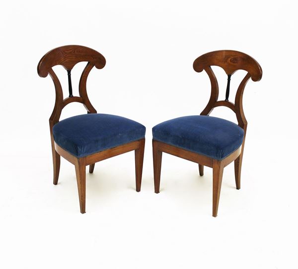 Coppia di sedie, Impero, in noce, spalliera a cimasa curvilinea e sostegni sciancrati, rivestite in velluto blu, gambe anteriori troncopiramidali, alt. cm 88,5