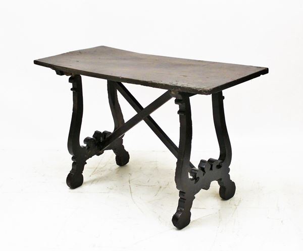 Piccolo tavolo fratina, sec. XVII, in noce, piano rettangolare, sostegni a lira, traverse lignee, cm 127x56x80, difetti