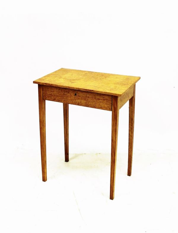Piccolo tavolino, sec. XX, in betulla, piano rettangolare, cassetto nella fascia, gambe troncopiramidali rastremate, cm 59,5x37x74