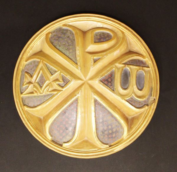 Formella circolare, inizi sec. XX, in cermica a rilievo decorata in policromia faffigurante croce costantiniana, diam. cm 28