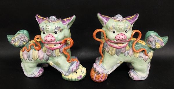 Coppia di cani di Pho, Cina, sec. XX, in ceramica dipinta in policromia, alt. cm 21
