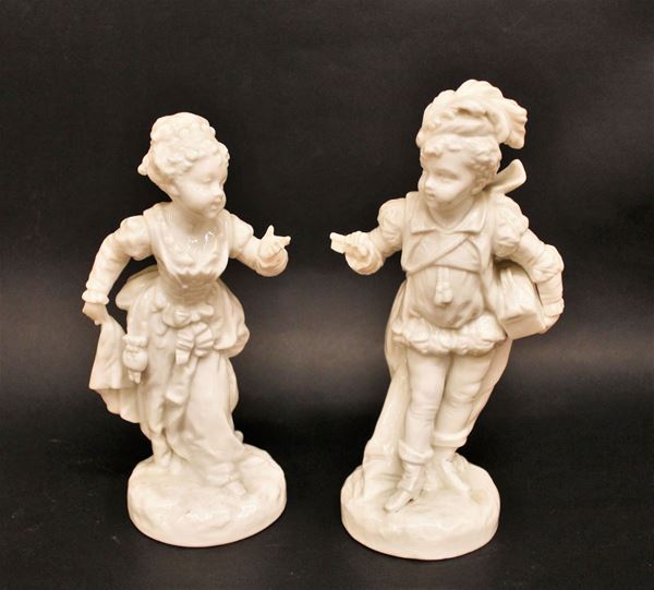 Due sculture, sec. XX, manifattura di Meissen, in porcellana bianca, raffiguranti due bambini vestiti alla moda settecentesca, alt. cm 24,5, difetti  - Asta ANTIQUARIATO, COLLEZIONISMO, GIOIELLI E ARGENTI - Poggio Bracciolini Casa d'Aste