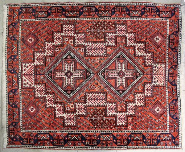 Tappeto persiano, sec. XX, impianto geometrico nei toni del rosso, cm 137x112