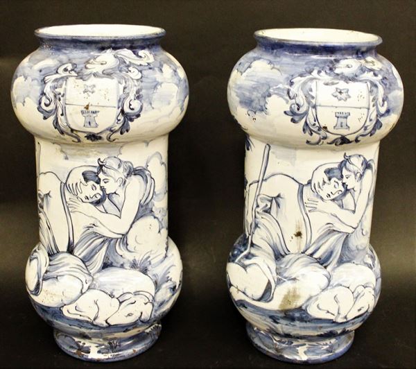 Coppia di albarelli, sec. XX, in ceramica dipinta nei toni del blu, alt. cm