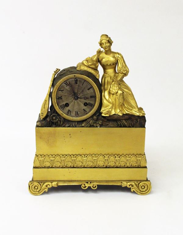 Orologio da tavolo, Francia, sec. XIX, in bronzo dorato, raffigurante dama e strumento musicale, alt. cm 32