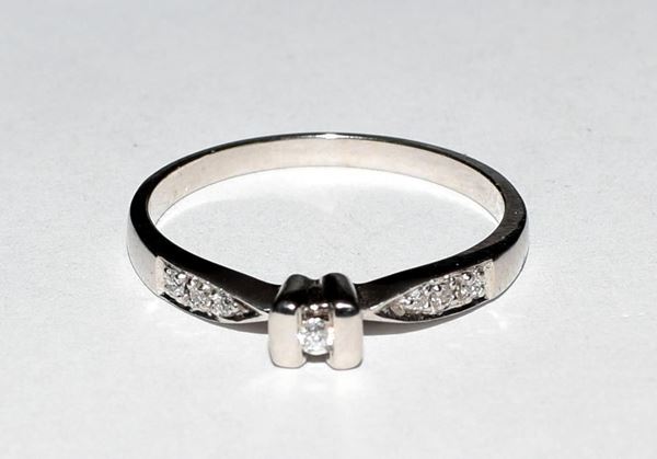ANELLO IN ORO BIANCO E DIAMANTI&nbsp;