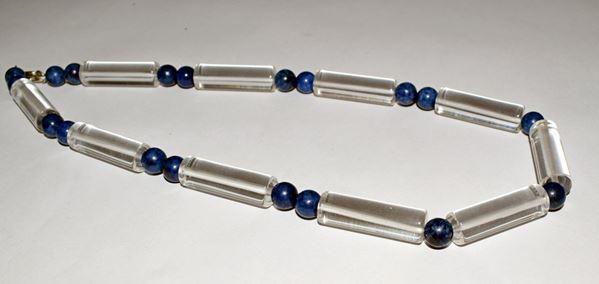 GIROCOLLO IN CRISTALLO DI ROCCA E LAPISLAZZULO&nbsp;&nbsp;&nbsp;&nbsp;&nbsp;&nbsp;&nbsp;&nbsp;&nbsp;&nbsp;&nbsp;&nbsp;&nbsp;&nbsp;&nbsp;&nbsp;&nbsp;&nbsp;&nbsp;&nbsp;&nbsp;&nbsp;&nbsp;&nbsp;&nbsp;&nbsp;&nbsp;&nbsp;  - Asta GIOIELLI, ARREDI D'ANTIQUARIATO, E DIPINTI DAL XVI AL XX SECOLO - Poggio Bracciolini Casa d'Aste