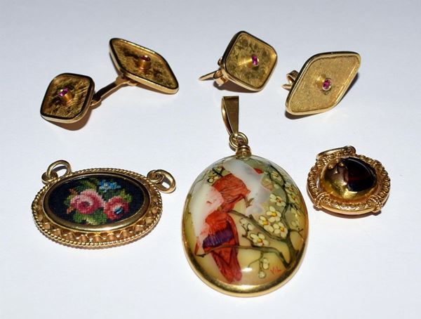 TRE PENDENTI, PAIO DI ORECCHINI E POLSINO SINGOLO  - Asta GIOIELLI, ARREDI D'ANTIQUARIATO, E DIPINTI DAL XVI AL XX SECOLO - Poggio Bracciolini Casa d'Aste