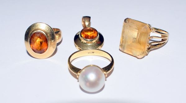 TRE ANELLI E CIONDOLO IN ORO GIALLO E PIETRE  - Asta GIOIELLI, ARREDI D'ANTIQUARIATO, E DIPINTI DAL XVI AL XX SECOLO - Poggio Bracciolini Casa d'Aste