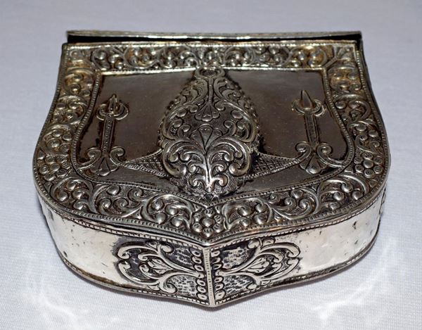 Portamunizioni da cintura in argento con&nbsp;&nbsp;&nbsp;&nbsp;&nbsp;&nbsp;&nbsp;&nbsp;&nbsp;&nbsp;&nbsp;&nbsp;&nbsp;&nbsp;&nbsp;&nbsp;&nbsp;&nbsp;&nbsp;&nbsp;&nbsp;&nbsp;&nbsp;&nbsp;&nbsp;&nbsp;&nbsp;&nbsp;&nbsp;&nbsp;  - Asta GIOIELLI, ARREDI D'ANTIQUARIATO, E DIPINTI DAL XVI AL XX SECOLO - Poggio Bracciolini Casa d'Aste