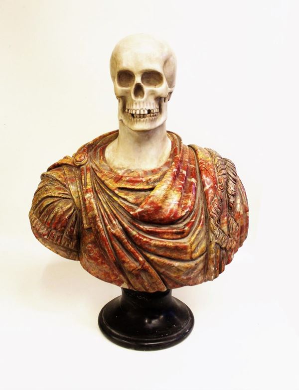 Busto, sec. XX, in marmi policromi, raffigurante togato con teschio, alt. cm 77,5