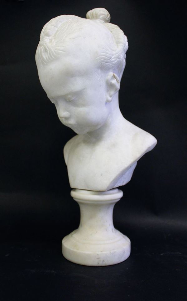 Busto, inizi sec. XX, in marmo, raffigurante volto di fanciulla, alt. cm 51