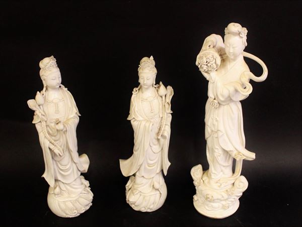 Tre sculture, sec. XX, in porcellana bianca,raffiguranti guanin, alt. cm 31,5, difetti (3)
