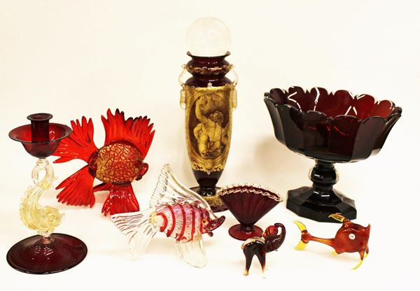 Gruppo di nove oggetti e sculture in vetro nei toni del rosso, sec, XIX/XX,