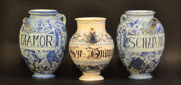Tre vasi da farmacia, sec. XIX, in maiolica nei toni del blu