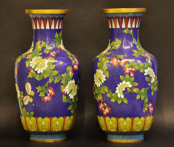 Due vasi cloisonne', inizi sec. XX, in bronzo