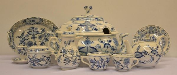 Gruppo di porcellane decoro blu, differenti&nbsp;&nbsp;&nbsp;&nbsp;&nbsp;&nbsp;&nbsp;&nbsp;&nbsp;&nbsp;&nbsp;&nbsp;&nbsp;&nbsp;&nbsp;&nbsp;&nbsp;&nbsp;&nbsp;&nbsp;&nbsp;&nbsp;&nbsp;&nbsp;&nbsp;&nbsp;  - Asta GIOIELLI, ARREDI D'ANTIQUARIATO, E DIPINTI DAL XVI AL XX SECOLO - Poggio Bracciolini Casa d'Aste